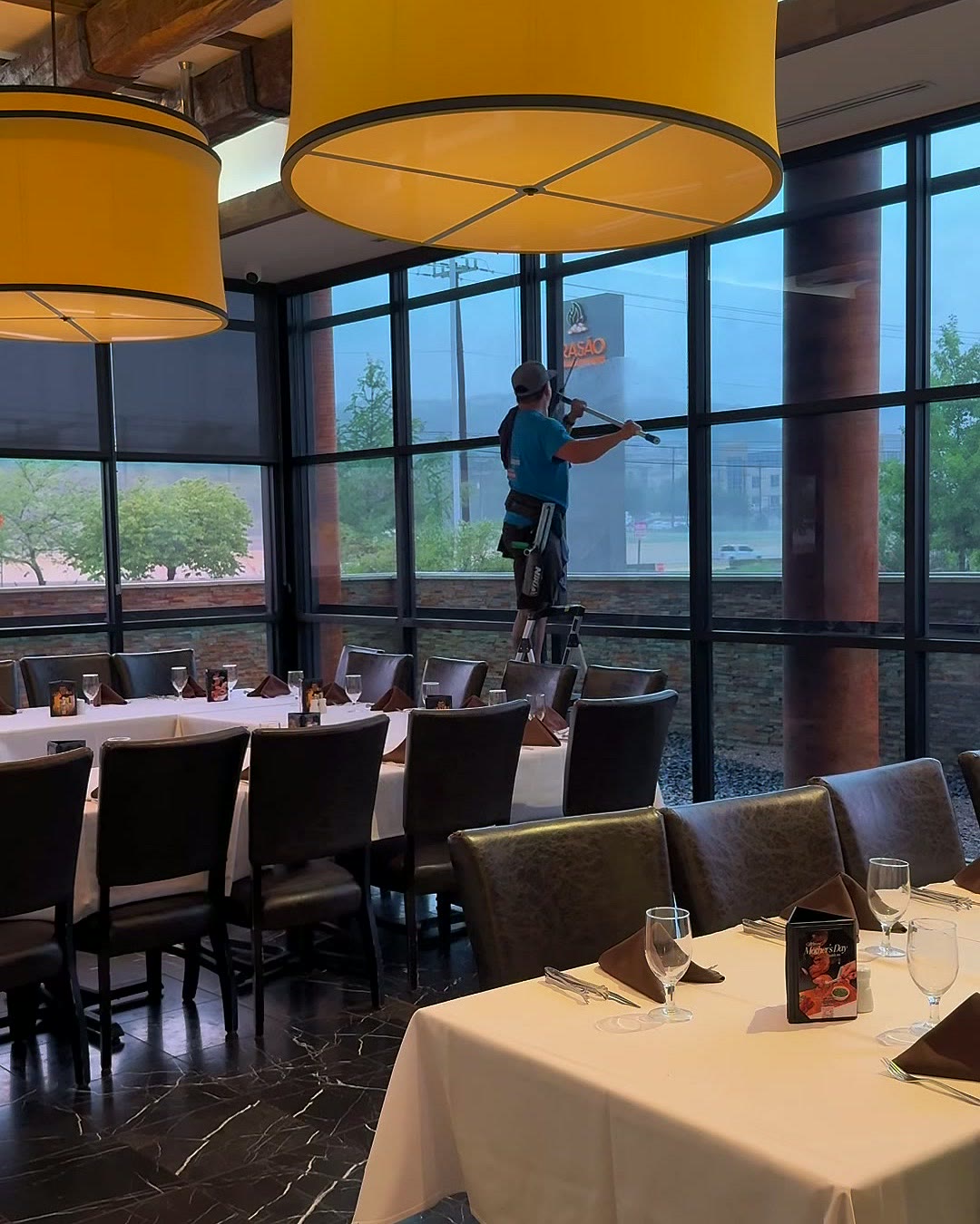 Monthly dining-room glass, restaurant client